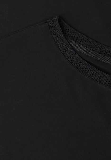 Schwarzes T-Shirt aus feinem Stoff mit Rundhalsausschnitt in Nahaufnahme.