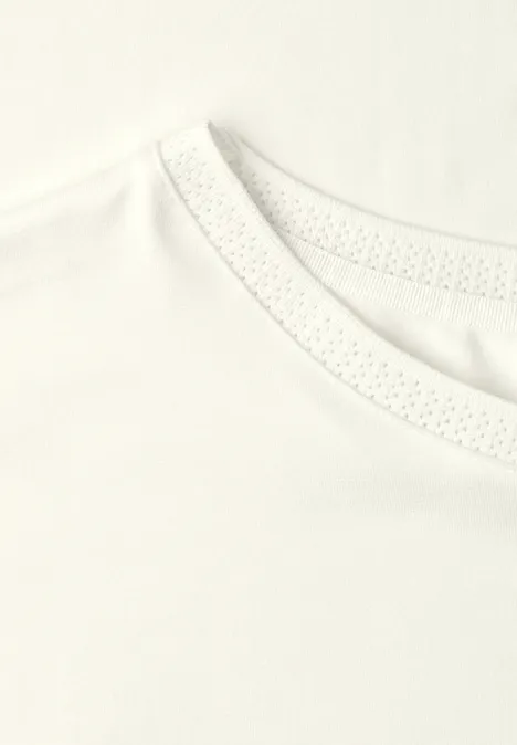 Schlichtes weißes T-Shirt mit rundem Halsausschnitt.