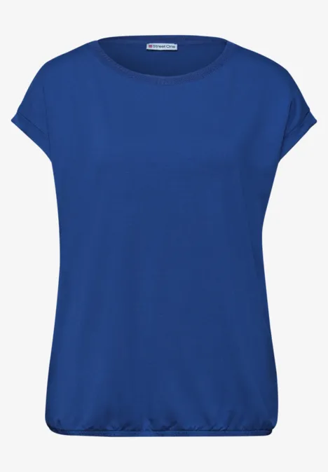 Een effen blauw dames-T-shirt met ronde hals en korte mouwen.