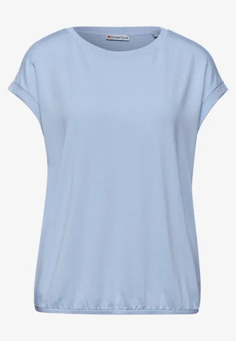 Un t-shirt uni bleu clair avec col rond et manches courtes.