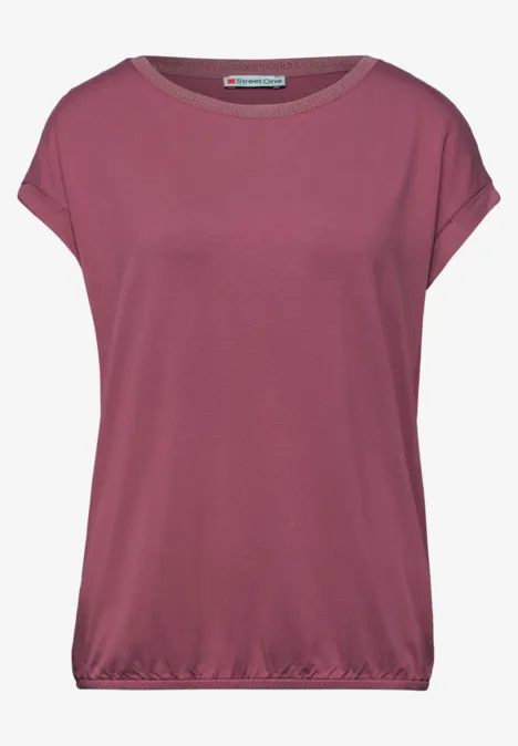 Schlichtes, kurzärmeliges Damen-Shirt in puderrosa mit Rundhals, aufgerollten Ärmeln und elastischem Saum.