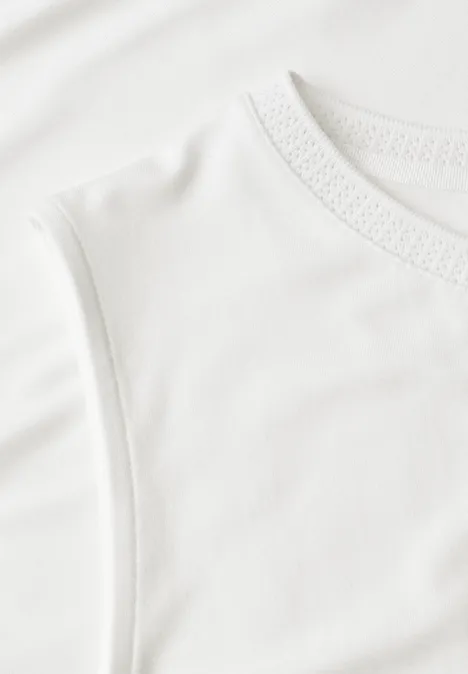 Top im U-Boot-Ausschnitt off white Nahaufnahme eines weißen, ärmellosen Baumwoll-T-Shirts mit feiner Struktur.