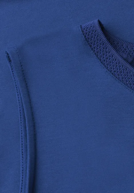 Top col bateau amparo blue Gros plan sur un textile sportif bleu sans manches, coutures visibles à l'emmanchure et col rond.