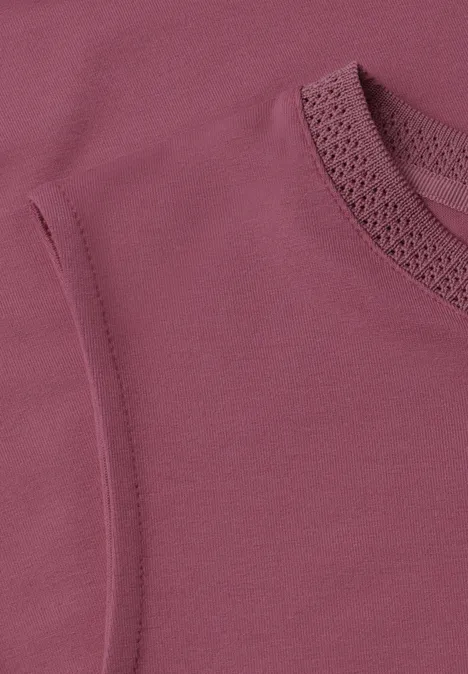 Top im U-Boot-Ausschnitt dark clouded blush Damen-T-Shirt in Rostrosa mit rundem Ausschnitt und feiner Spitzenborte am Kragen.