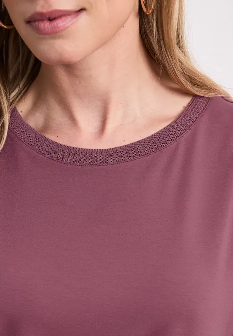 Top im U-Boot-Ausschnitt dark clouded blush Damenoberteil in Altrosa mit zarter Spitze am Rundhalsausschnitt, Schultern und Halspartie sichtbar.