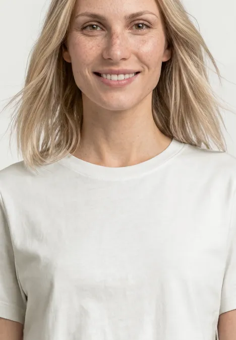 Basic T-Shirt im verkürzten Schnitt off white Frau mit mittellangem blondem Haar in schlichter weißer T-Shirt vor hellem Hintergrund