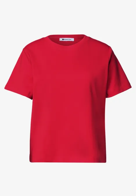 Einfaches rotes T-Shirt mit Rundhalsausschnitt auf weißem Hintergrund.