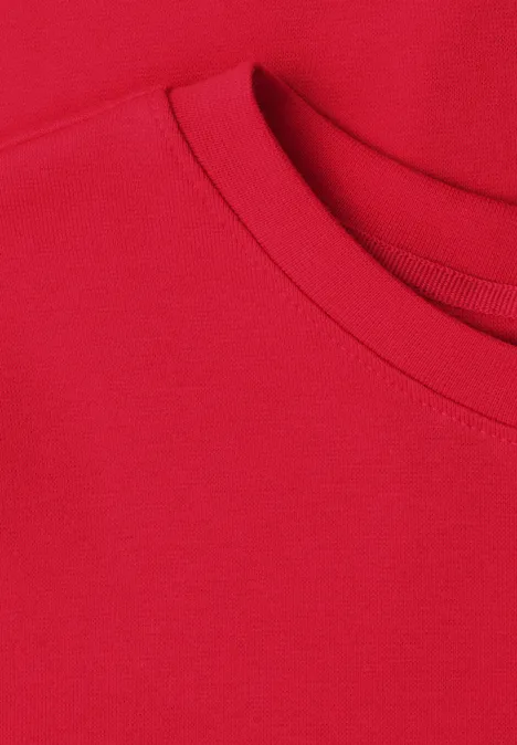 Nahaufnahme eines roten T-Shirts mit Rundhalsausschnitt.