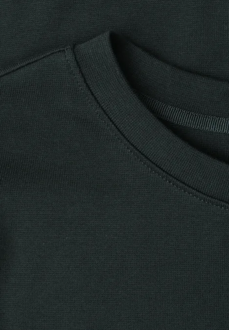 Nahaufnahme eines schwarzen T-Shirt-Ausschnitts mit sichtbarer Naht.