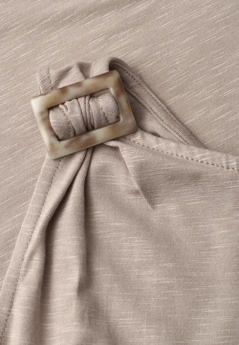 Haut beige en tissu texturé avec bride décorative à boucle rectangulaire à l'épaule
