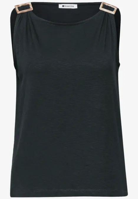 Schwarzes ärmelloses Top mit goldfarbenen Metall-Schließen auf den Schultern.