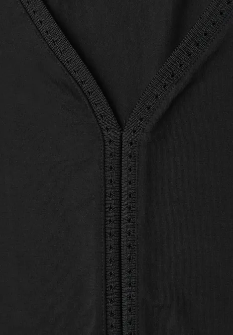 Zwart stof met decoratief stiksel in V-vorm.