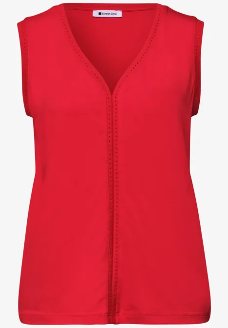 Rood mouwloos topje met V-hals en sierstiksels.
