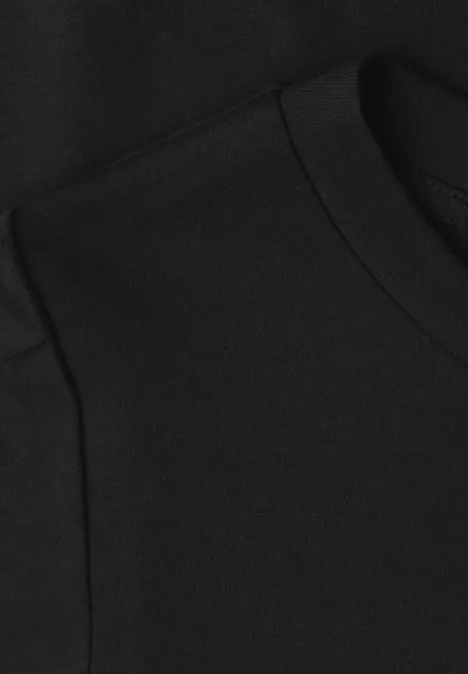 T-Shirt mit gerafftem Ärmel Black Nahaufnahme eines schwarzen Kleidungsstücks aus weichem Stoff mit feiner Textur