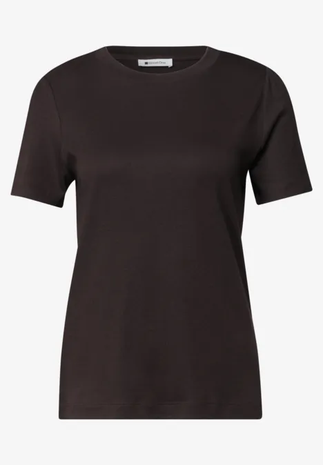 Ein schlichtes schwarzes T-Shirt mit kurzen Ärmeln und Rundhalsausschnitt.