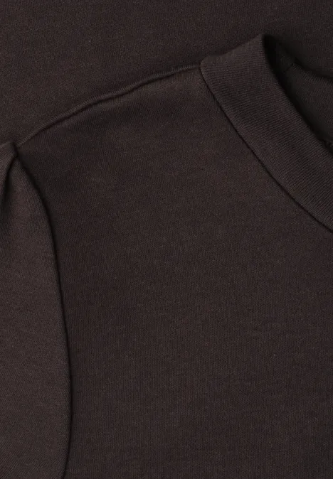Nahaufnahme eines dunkelbraunen Kapuzenpullovers mit Tasche und Nahtdetail.
