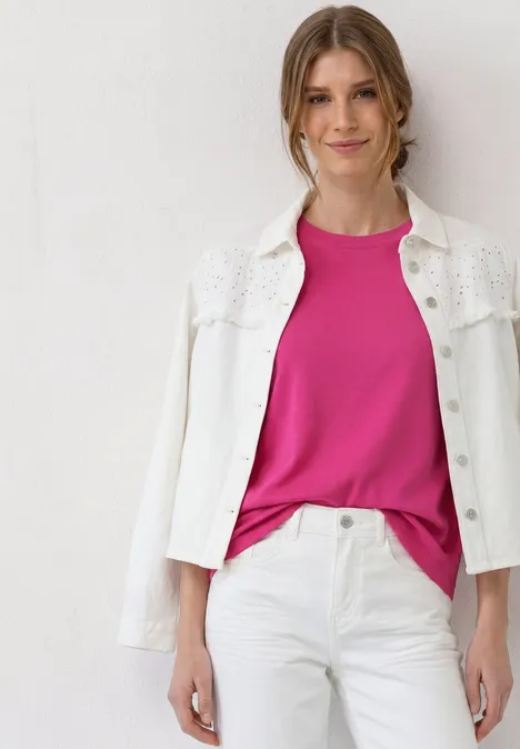 T-Shirt mit gerafftem Ärmel magenta dream Frau mit weißer Jeans, pinkem Shirt und weißer Jacke lässig über die Schultern drapiert