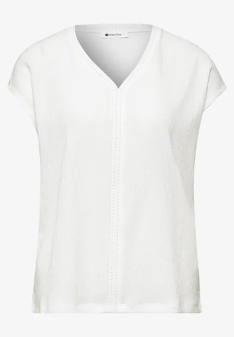 Witte damesblouse met korte mouwen, V-hals en subtiele siernaad.