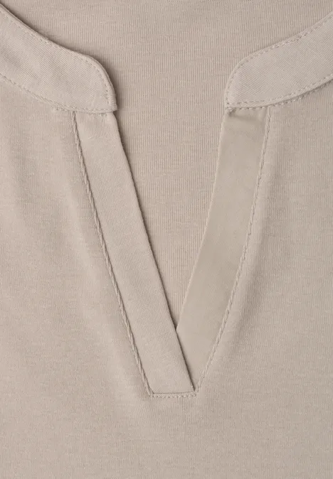 Beige Shirt mit dekorativem V-Ausschnitt und Nahtdetails