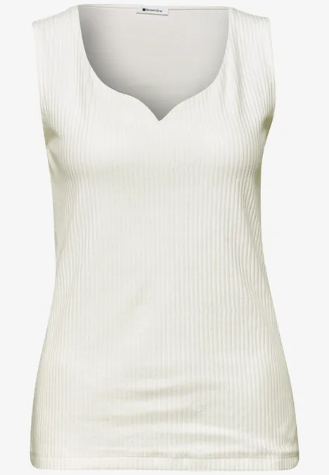 Weißes ärmelloses Damen-Top mit Herz-Ausschnitt und feiner Rippenstruktur.