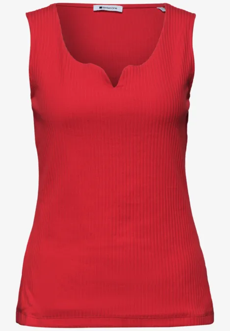 Top sans manches rouge en tissu côtelé avec encolure en V.