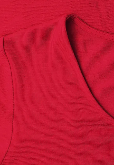 Nahaufnahme eines roten ärmellosen Oberteils mit Rundhalsausschnitt und feiner Struktur.