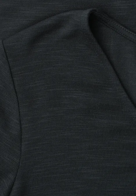 Dunkelgrauer Strickstoff mit feiner Textur und Naht, vermutlich Teil einer Kapuzenjacke.