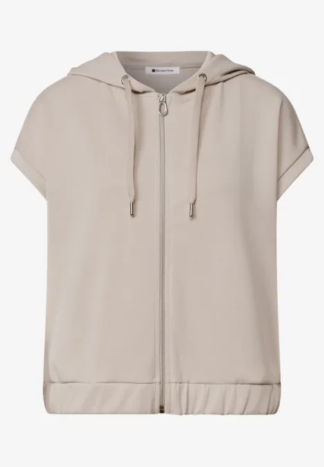 Beige Kapuzenjacke mit Reißverschluss, kurzen Ärmeln und lässigem Schnitt.