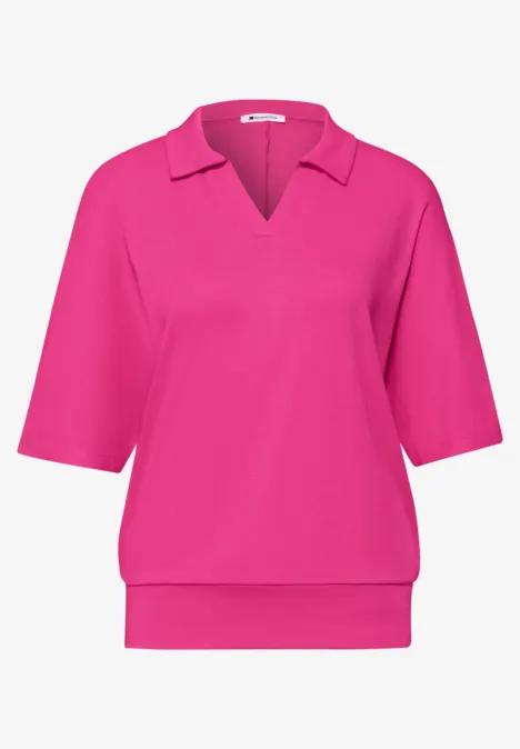 Pinkfarbener Pullover mit V-Ausschnitt, Kragen, halblangen Ärmeln und geripptem Saum.