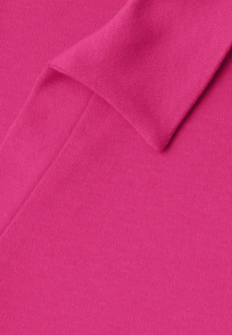 Ein pinkfarbener Stoff mit feiner Struktur und leichten Falten.