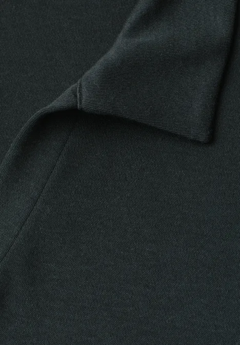 Close-up van zwarte stof met subtiele plooien