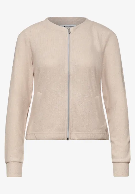 Beige Strickjacke mit durchgehendem Reißverschluss und Rundhalsausschnitt.