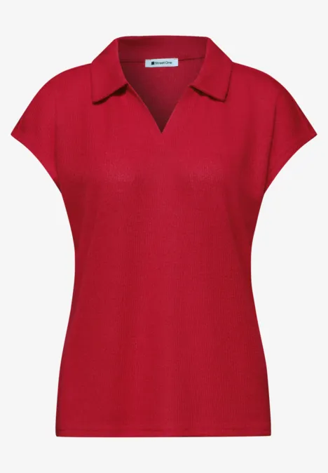 Rotes kurzärmeliges Poloshirt aus leichtem Stoff.