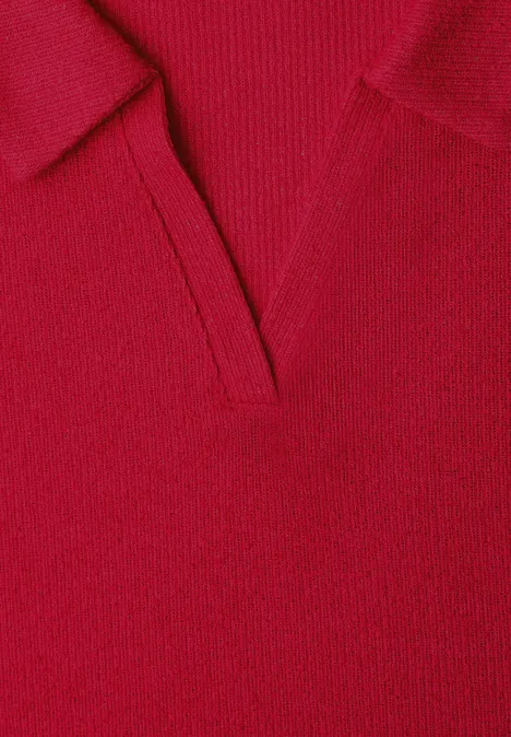 Rotes Strickkleidungsstück mit V-Ausschnitt und feiner Struktur