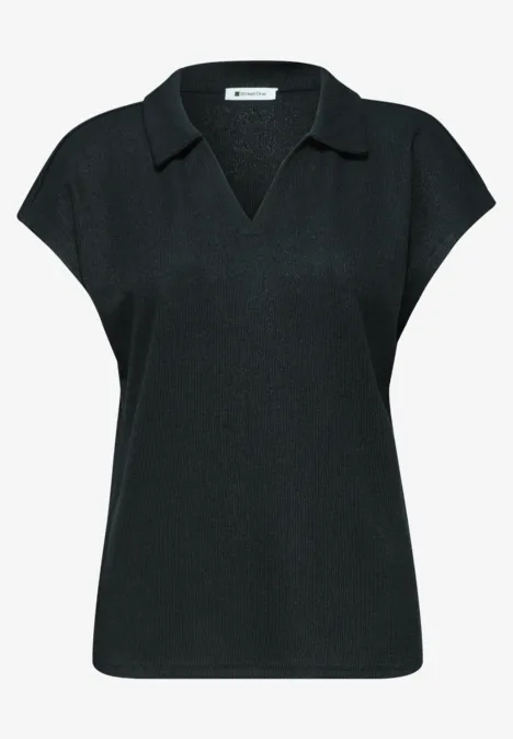 Schwarzes Top mit V-Ausschnitt, Polokragen und überschnittenen Ärmeln.