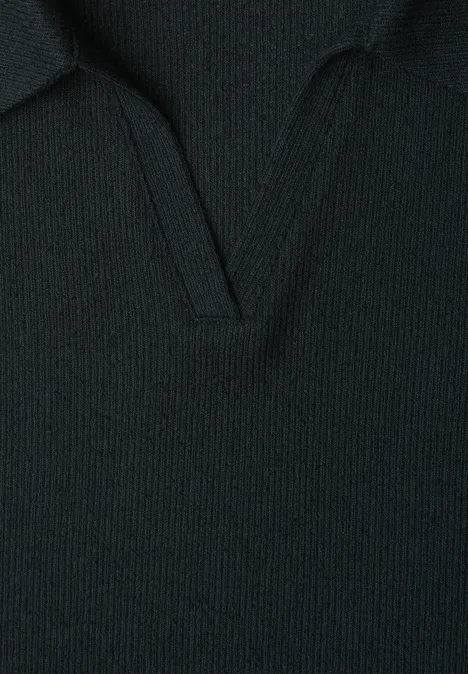 Nahaufnahme eines schwarzen, grob gestrickten Pullovers mit V-Ausschnitt-Kragen.