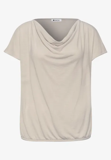 Beige damesshirt met watervalhals, korte mouwen en een licht gerimpelde zoom.