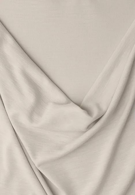 Lichtbeige stof met zachte plooien en fijne textuur