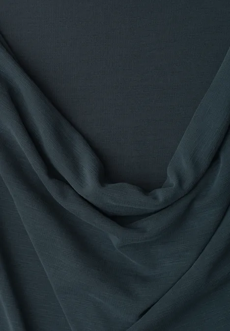Dunkelgrauer, sanft drapierter Stoff mit weichen Falten.