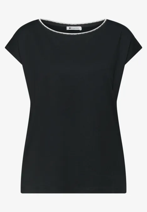 Zwart damesshirt met korte mouwen en brede ronde hals, eenvoudig ontwerp.