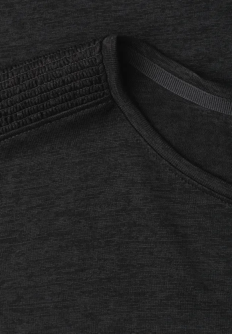 Donkergrijs T-shirt, close-up van de ronde hals en fijne stofstructuur.