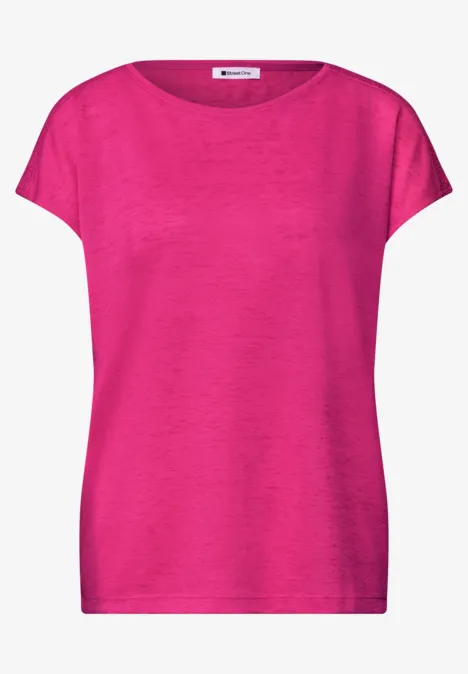 Een felroze eenvoudig dames-T-shirt met korte mouwen op een witte achtergrond.