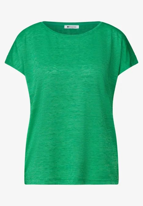 Een effen groen T-shirt met ronde hals en korte mouwen.