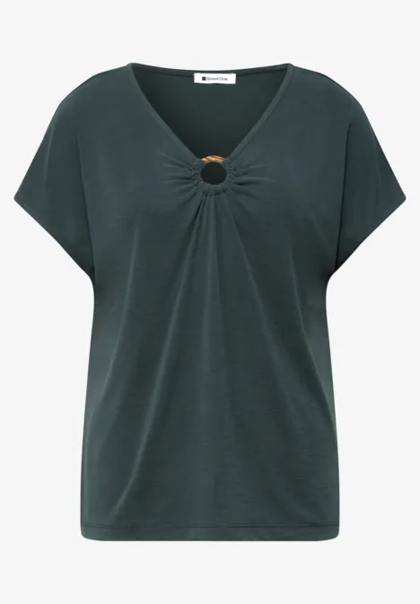 Dames T-shirt in donkergroen met losse pasvorm, V-hals en sierlijke metalen ring op de borst