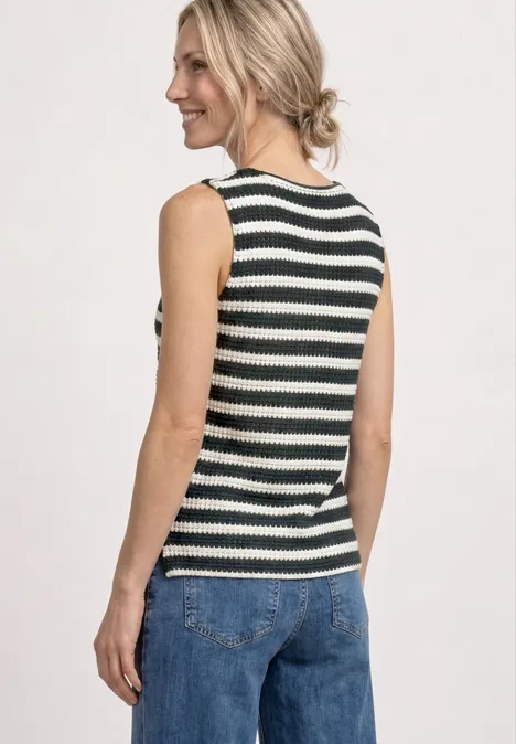 Frau von hinten in ärmellosem, schwarz-weiß gestreiftem Top und blauer Jeanshose.