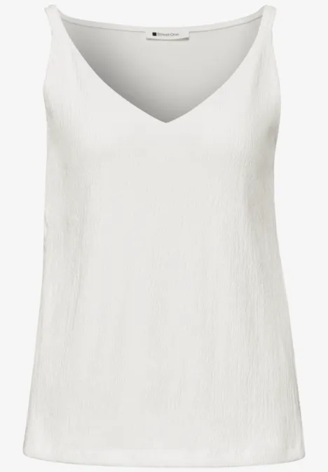 Ärmelloses, weißes Top mit V-Ausschnitt und leicht strukturierter Oberfläche.