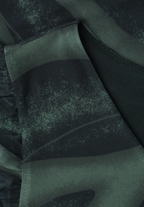 Nahe Aufnahme eines grünen Camouflage-Stoffes mit subtilen Sprenkeln