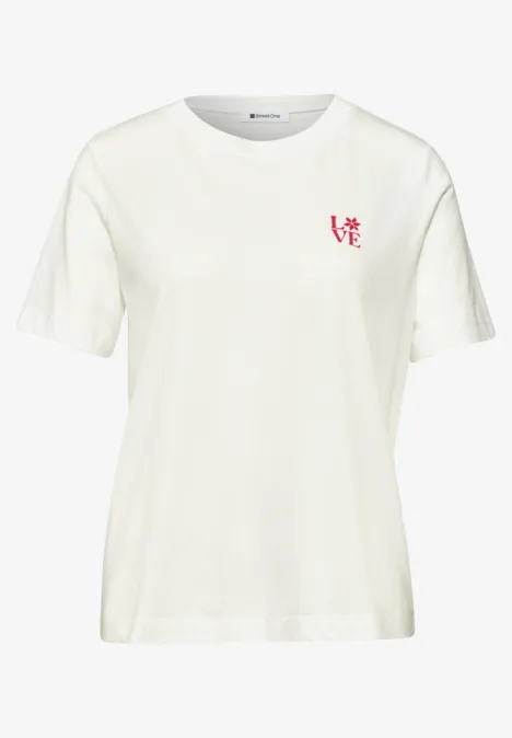 Weißes T-Shirt mit Rundhals und kleinem roten Motiv auf der linken Brustseite.