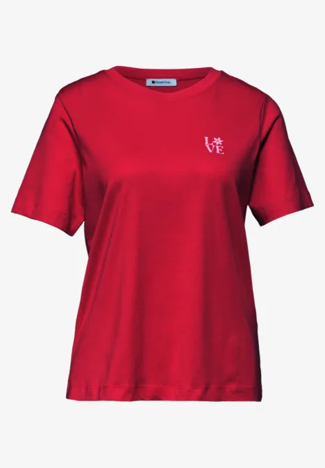 Rotes T-Shirt mit Rundhalsausschnitt und kleinem weissen Logo auf der linken Brustseite.
