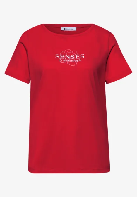 Rood T-shirt met witte tekst "SENSES" op de borst.